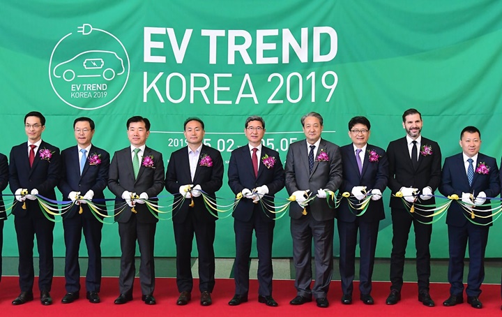 [이미지] EV TREND KOREA 2019 개막식 (1)_단체컷.jpg